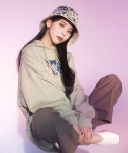 YOASOBI「夜に駆ける」MVなどのアニメーションで話題の藍にいなと、SNS総フォロワー150万人越えの人気モデルミチが-a-vis(ビザビ)からコラボアイテムを発表