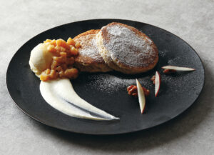 旬のりんごと香ばしいくるみで奥深い大人の味わいを堪能できる『りんごとくるみのスフレパンケーキ』が登場