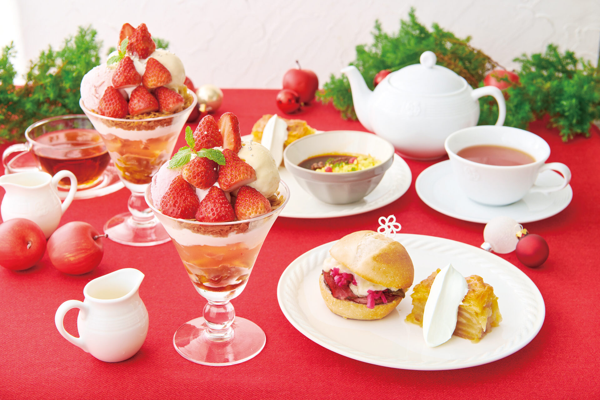 苺と林檎のパフェに温かいホワイトチョコソースをかけるスペシャルパフェがAfternoon Teaで楽しめる