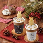 ミッフィークッキーと雪のようなマシュマロを浮かべた冬限定ドリンク「マシュマロ オレンジショコラ」が発売中