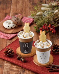 ミッフィークッキーと雪のようなマシュマロを浮かべた冬限定ドリンク「マシュマロ オレンジショコラ」が発売中