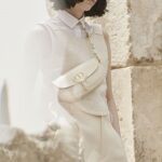 クリスチャン・ディオールの愛犬「ボビー」にオマージュを捧げるデザインアイテム「ディオール ボビー」から新シェイプが登場