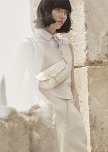 クリスチャン・ディオールの愛犬「ボビー」にオマージュを捧げるデザインアイテム「ディオール ボビー」から新シェイプが登場