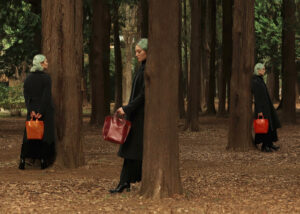 廃棄されたビニール傘を再利用するブランドPLASTICITYがムーミンバレーパーク(埼玉県)で使用されたカラー傘を再利用したアイテムを発売