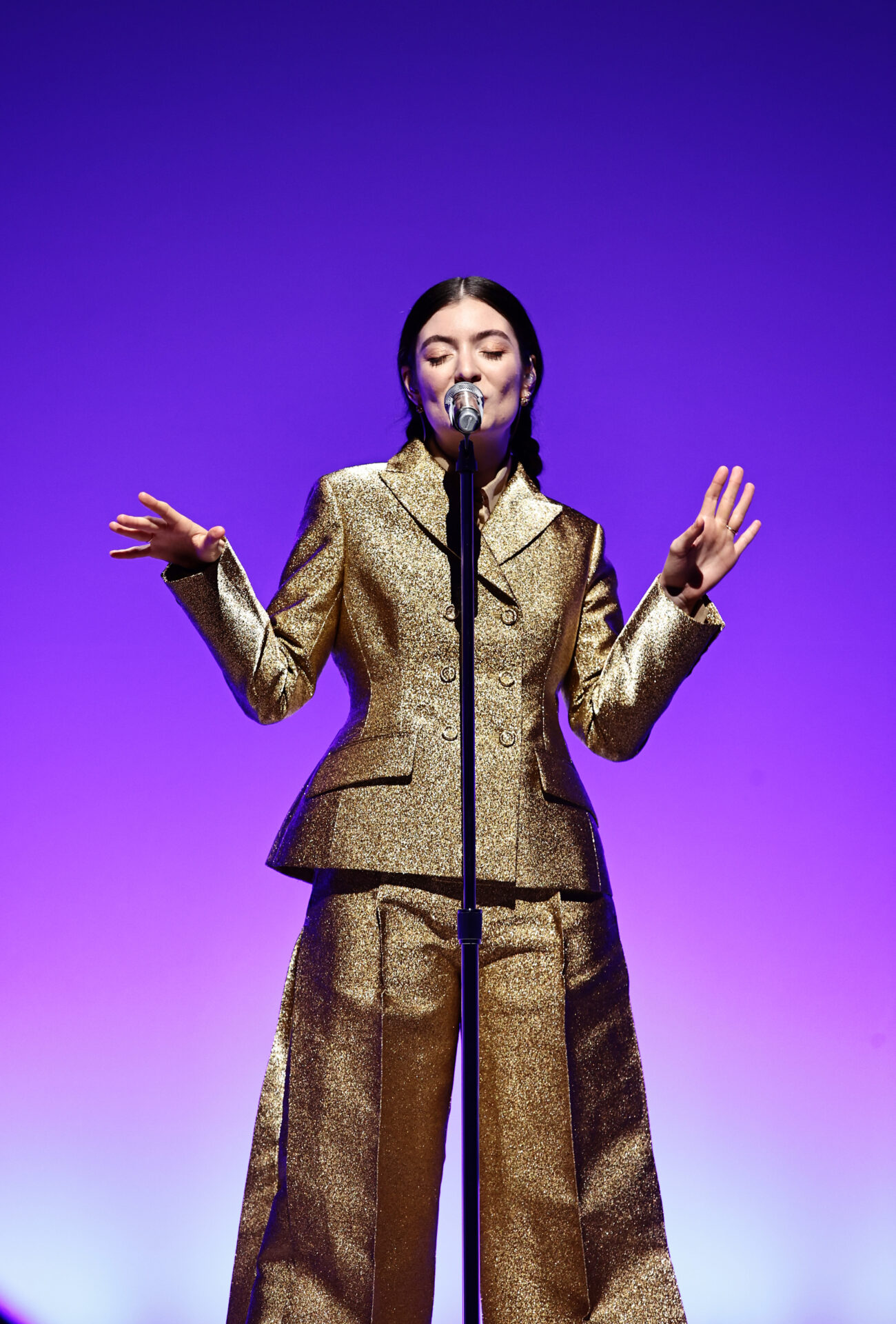 全米・全英のシングルチャート首位歌手ローデなども参加したディオールのショーがニューヨーク グッゲンハイム美術館で開催