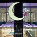 ティファニー銀座本店でャン・シュランバージェの幻想的な世界観を表現した特別なデコレーションが開始されています！