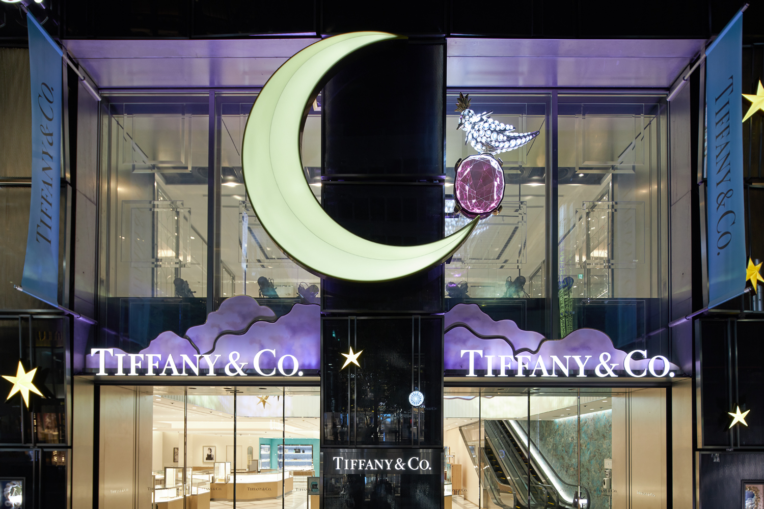 ティファニー銀座本店でャン・シュランバージェの幻想的な世界観を表現した特別なデコレーションが開始されています！