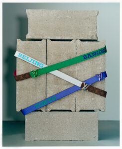 日本はTOKYOの文字!ルイ・ヴィトンから世界9都市のデザインが目を惹くベルトのカプセル・コレクションが発売中。