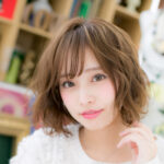 ベージュカラーで美肌も叶える！春風になびく、ゆるふわカール