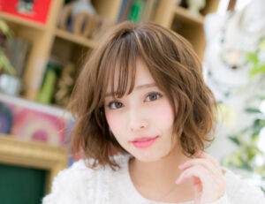 ベージュカラーで美肌も叶える！春風になびく、ゆるふわカール