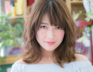 くせ毛風ゆるふわミディなら伸ばしかけヘアも可愛く変身！