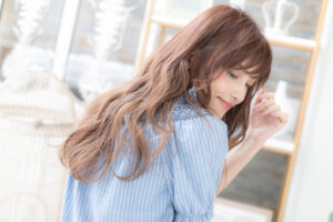 アプリコットグレージュが映えるふんわり大人ミディで存在感UP!