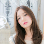 程よい「抜け感」がオトナっぽい愛されミディアムロング