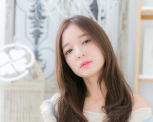 程よい「抜け感」がオトナっぽい愛されミディアムロング