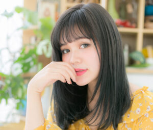 黒髪でも重たくならないコツはシースルーバングにアリ♡