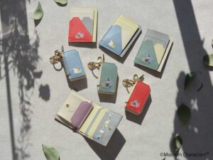 イタリア製革小物ブランド「L'arcobaleno」と世代を超えて愛される「ムーミン」のコラボアイテムが登場