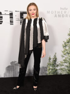 大人気女優のクロエ·グレース·モレッツが ルイ·ヴィトンをまとい映画 『マザー/アンドロイド』 のプレミアに登場