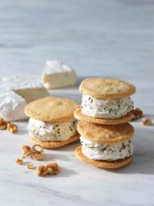 チーズ好きに朗報!チーズスイーツ専門店「Now on Cheese♪」からレアチーズサンドの新しいフレーバー「カマンベール&ブラックペッパー」が発売