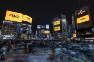 イタリアを代表するラグジュアリーブランド FENDIが渋谷スクランブル交差点をジャック！