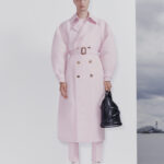 ロンドンを拠点とするエレガントな高級ブランドアレキサンダー・マックイーン 2022年春夏コレクションから「The Curve」バッグに新たなサイズが登場