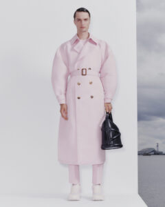 ロンドンを拠点とするエレガントな高級ブランドアレキサンダー・マックイーン 2022年春夏コレクションから「The Curve」バッグに新たなサイズが登場