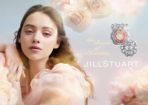 ジルスチュアート ビューティから朝日が花びらを美しく透かせて初々しく咲き誇る姿からインスパイアされたアイカラーパレットが誕生。