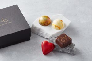 【テイクアウト用チョコ限定100個】口の中で広がる様々なフルーツと合わせたフローラルなチョコレートボックス。