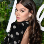 ロンドンのファッション・アワード 2021(The Fashion Awards 2021)の授賞式にピアジェのジュエリーをまとったヘイリー・スタインフェルドとシモーヌ・アシュリーが登場