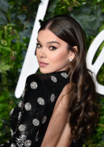 ロンドンのファッション・アワード 2021(The Fashion Awards 2021)の授賞式にピアジェのジュエリーをまとったヘイリー・スタインフェルドとシモーヌ・アシュリーが登場