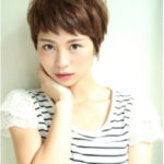 黒髪でもこなれ感と小顔見えが人気！ クセ毛風＋ナチュラル風ショート