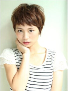 黒髪でもこなれ感と小顔見えが人気！ クセ毛風＋ナチュラル風ショート