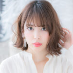 毛先を無造作に遊ばせて作る、都会的でヌーディなゆるふわ感