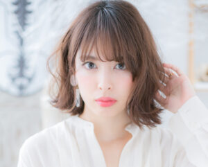 毛先を無造作に遊ばせて作る、都会的でヌーディなゆるふわ感