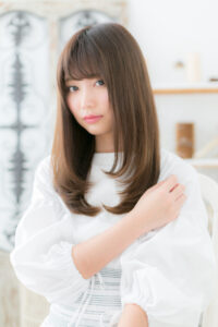 シンプルなのに華やかに見えるグラマラスエアリーロング