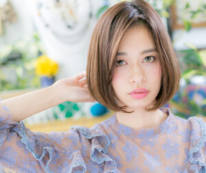 ツヤ髪とノーバングで魅せる、媚びないクールなまなざし！