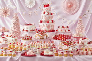 2月に旬を迎える苺が【グランドニッコー東京ベイ 舞浜】に勢ぞろい。ハートモチーフが創り出す甘く幸せな空間と約25種類のスイーツを堪能できる!