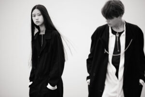 精神に宿る強さ、フレッシュで新しい感性。1972年にデザイナー山本耀司の最初のブランドとして創設されたY's、2022春夏コレクションが登場