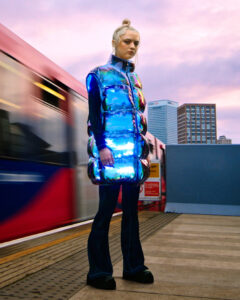 ​「ゲーム・オブ・スローンズ」のアリア・スターク役で有名なメイジー・ウィリアムズをモデルに、H&Mがバーチャル・アニメーションを駆使したビジュアルイメージを公開