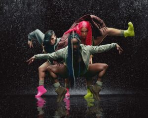 カリフォルニアのクラシックなブーツで知られるグファッションブランドUGGからダンサーで振付師PARRIS GOEBELをビジュアルに起用した新作RAINを発表