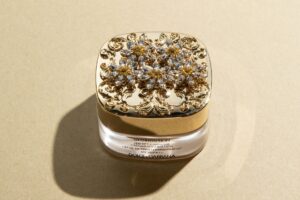 心まで満たされる、贅沢なグロウ肌へ。手に取るたびに気分を上げメイクに楽しさをプラスしてくれる極上ファンデーションが限定発売