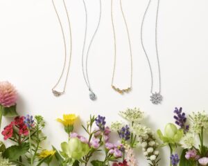 ヴァンドーム青山のスプリングフェアで、春の訪れを感じる優美で華やかなフラワーモチーフのジュエリーが登場。