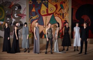 刺繍を用いた見事な立体感が印象的なクリスチャン ディオールの春夏 2022 オートクチュール ショーが開催