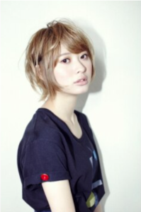 小顔ショート＆シャーベットでスタイルにグラデーションカラーを入れ遊びを持たせたヘアスタイル