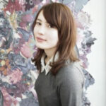 外国人風ゆるウェーブ×顔周りと前髪で魅せる小顔ミディはオフィススタイルにもオススメ