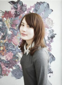 外国人風ゆるウェーブ×顔周りと前髪で魅せる小顔ミディはオフィススタイルにもオススメ