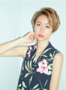 外国人風クールサイドパートショート・長めの前髪をサイドパートで大人っぽい雰囲気に