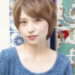 斜めバングで大人可愛い！愛されナチュラルショート