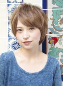 斜めバングで大人可愛い！愛されナチュラルショート
