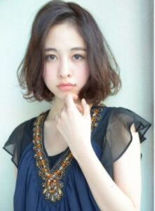 大人かわいいエアリー感を演出。カールボブなら綺麗と可愛いが両方出せる
