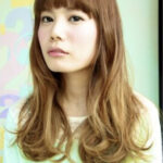 大人可愛いフェミニンカール×ノーブルカラー・黒髪でも似合うふわふわミディー耳かけも◎